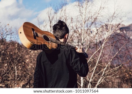 Drifter with a guitar