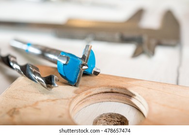 Drill and milling machine to drill on the table
