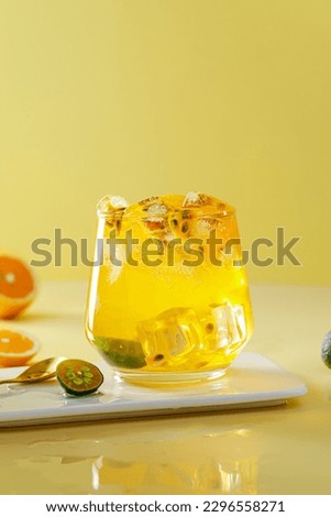 A drink made of passion fruit and lemon, a refreshing drink in summer, with a sweet and sour taste(Passiflora edulis).