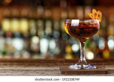 Getränke mit Whiskey und Shirry Platz für Text, garnisch von Banane. Süße, kräftige Koquetta, Foto für die Cocktailkarte, Platz für Text