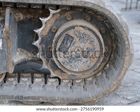 Drive system of a crawler excavator, including track links