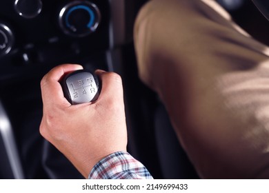 The driver changes gears with a manual gear lever.