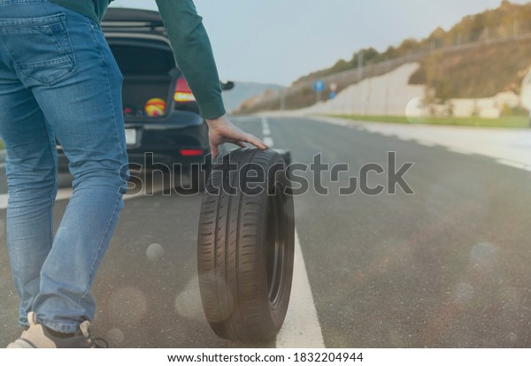 Driver with a tire, a problem when traveling on\
the highway