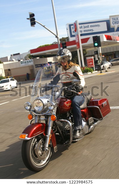 Harley Davidson San Francisco >> Driving Harleydavidson Motorcycle Center San Francisco Stock Harley Davidson San Francisco >> Driving Harleydavidson Motorcycle Center San Francisco Stock