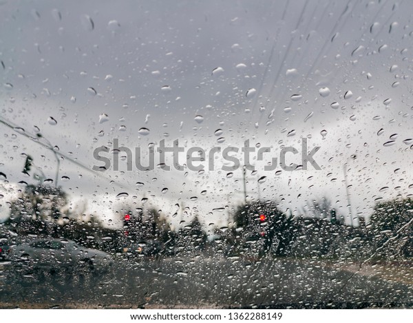 Driving in\
the rainy Los Angeles urban at\
California