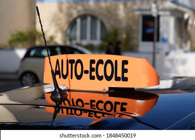 driving school means auto ecole text in french text on the car roof 