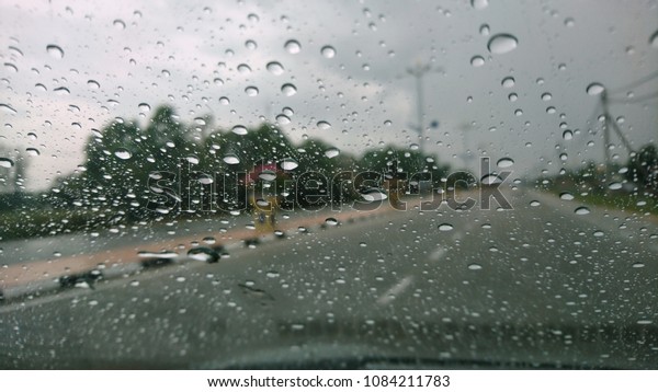 Drizzle on the windshield in\
the day