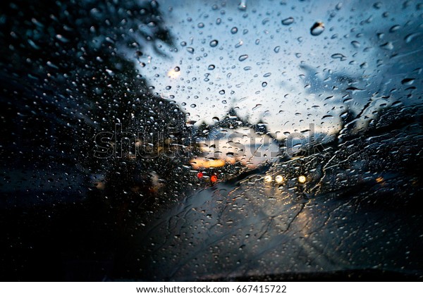 Drizzle on the\
windshield in the\
evening.