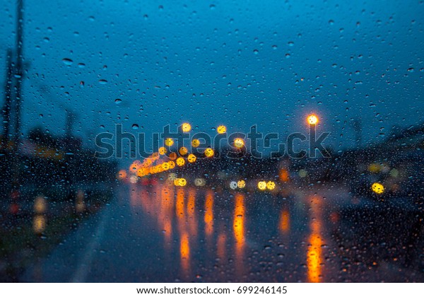 Drizzle on the\
windshield in the\
evening.