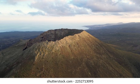 Vista aérea por drones del Volcán de La Corona es un volcán extinto de 609 metros de altura en la Isla Canaria de Lanzarote, cerca de Yé y Haría en la isla Canarias, España - vista del volcán cráter Timanfaya 