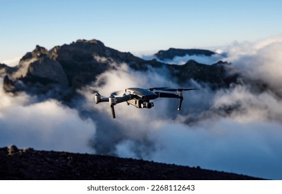 Dron con cámara volando sobre las montañas