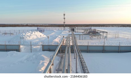 A Drone Flies Over A Pipeline, A Gas Pipeline At An Oil And Gas Field In Siberia. Natural Gas Reserves In Russia Or Canada. Rising Gas Prices In The World. Flight Over The Pipeline In Winter.