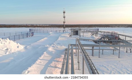 A Drone Flies Over A Pipeline, A Gas Pipeline At An Oil And Gas Field In Siberia. Natural Gas Reserves In Russia Or Canada. Rising Gas Prices In The World. Flight Over The Pipeline In Winter.