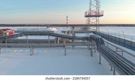 A Drone Flies Over A Pipeline, A Gas Pipeline At An Oil And Gas Field In Siberia. Natural Gas Reserves In Russia Or Canada. Rising Gas Prices In The World. Flight Over The Pipeline In Winter.