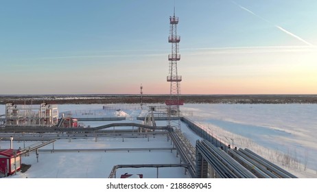 A Drone Flies Over A Pipeline, A Gas Pipeline At An Oil And Gas Field In Siberia. Natural Gas Reserves In Russia Or Canada. Rising Gas Prices In The World. Flight Over The Pipeline In Winter.