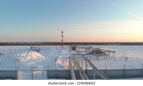 A Drone Flies Over A Pipeline, A Gas Pipeline At An Oil And Gas Field In Siberia. Natural Gas Reserves In Russia Or Canada. Rising Gas Prices In The World. Flight Over The Pipeline In Winter.