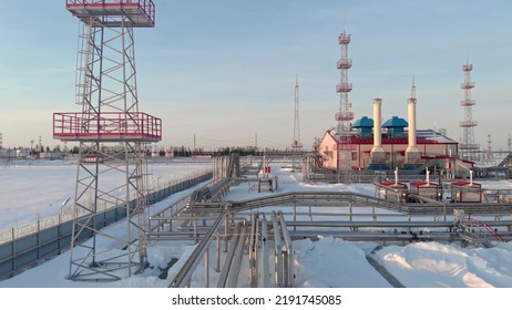 A Drone Flies Over A Pipeline, A Gas Pipeline At An Oil And Gas Field In Siberia. Natural Gas Reserves In Russia Or Canada. Rising Gas Prices In The World. Flight Over The Pipeline In Winter.