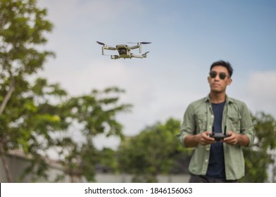 Drohne wird von Menschen im Freien betrieben. Drohnenpilot.