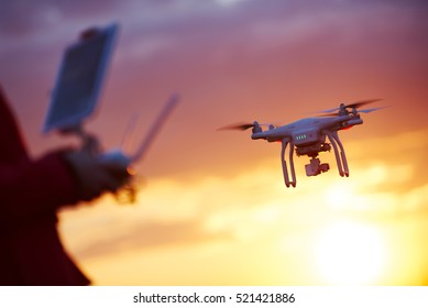 drone pilotage at sunset
