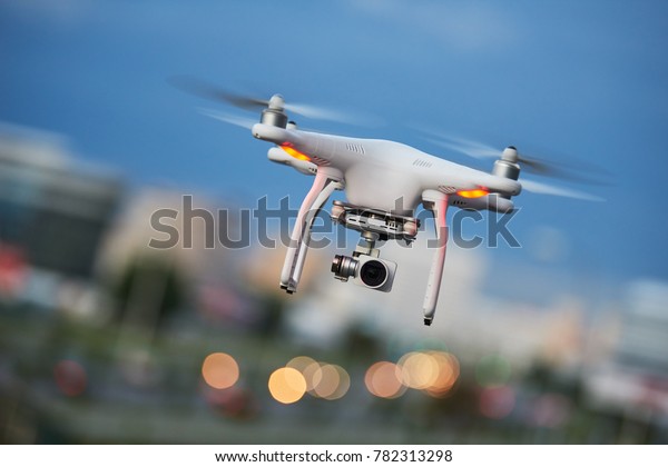 drone quadcopter with\
digital camera