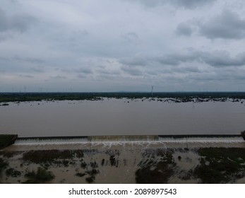 Drone Shot Aerial View Top Angle Dam Irrigation Canal River Flood Irrigation Cityscape Rainwater Lake Checkdam Dam India Tourism Tamilnadu Madurai Vaigai