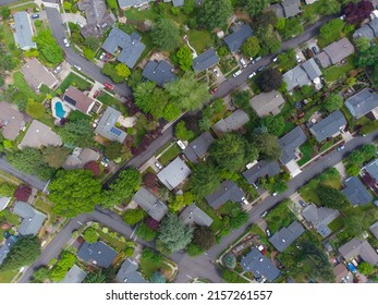 Drone Shot. Small Town, Suburb. Lots Of Greenery, Paved Roads, Roofs Of One-story Houses. There Are No People In The Photo. Landscape Design, Planning, Maps, Topography, Ecology.