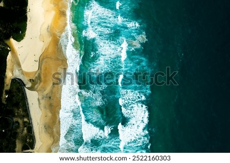 Similar – Luftaufnahme Panoramadrohne Blick auf den blauen Ozean Wellen, die am Sandstrand in Portugal erdrücken.