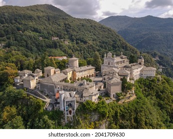 Drohnenansicht auf dem heiligen Berg Varallo in Italien
