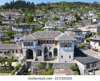 Drohnenansicht in der Stadt Gjirokastra über Albanien, UNESCO-Welterbe