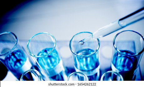 Tropfblau-Flüssigkeits- und Tröpfchenlabor für wissenschaftliche Tests, Laborchemikalienstudie und medizinischer Concept-Hintergrund