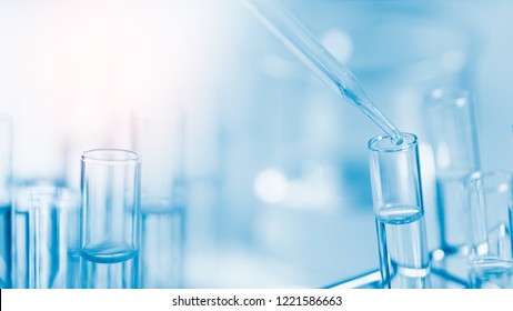 Tropfen von chemischer Flüssigkeit auf Reagenzglas, Laborforschung und Entwicklungskonzept. Chemie- oder Medizinstest für Wissenschaftler