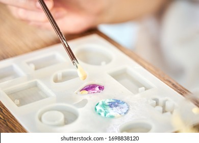 Dropping White Color Resin To Resin Mold , Process Of Prepare For Make An Accessories