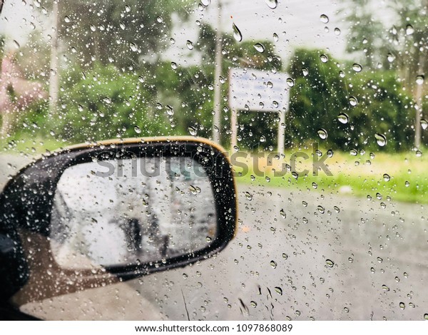 Drops of rain on\
the mirror in the heavy\
rain.