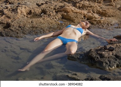 Girl Unconscious In Shallow Water Sexy Naked
