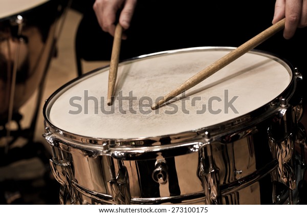 ドラムの接写を打つドラムスティック の写真素材 今すぐ編集