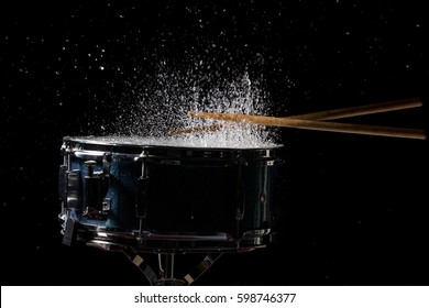 低明るい背景にドラム棒がスネアドラムに跳ね水を当てている の写真素材 今すぐ編集