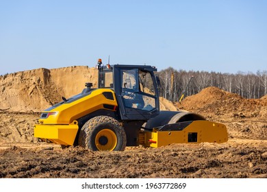 Drum Vibration Single-cylinder Road Roller For Leveling Soilon On A Construction Site