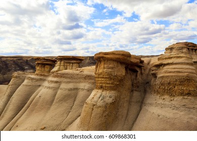 Drumheller, Badlands At The Dinosaur Provincial Park In Alberta, Where Rich Deposits Of Fossils And Dinosaur Bones Have Been Found. The Park Is Now An UNESCO World Heritage Site.