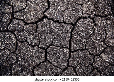Tierras rotas secas durante la sequía. Fondo de la tierra seca y agrietada en gris, Cierre del suelo de fisura seca, superficie de fractura, textura de rajadura blanca, para diseñadores.
