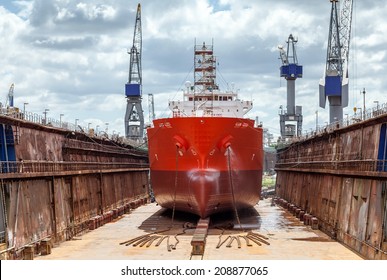 Trockendock mit Schiff auf Instandhaltung im Hafen von Rotterdam