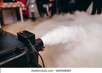 Dry Ice Low Fog Machine With Hands On  For Wedding First Dance In Restaurants