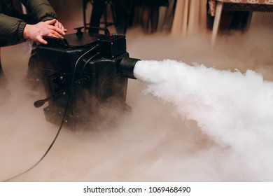 Dry Ice Low Fog Machine With Hands On  For Wedding First Dance In Restaurants