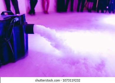 Dry Ice Low Fog Machine With Hands On  For Wedding First Dance In Restaurants