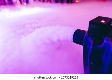 Dry Ice Low Fog Machine With Hands On  For Wedding First Dance In Restaurants