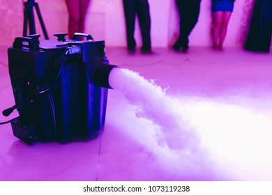 Dry Ice Low Fog Machine With Hands On  For Wedding First Dance In Restaurants