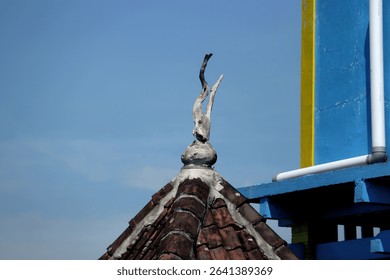 Dry tree root decorations installed on tiled roofs add artistic value to a building