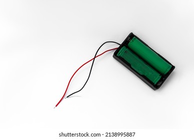 Dual LITHIUM-ION battery holder. 2 cells in parallel with wire leads