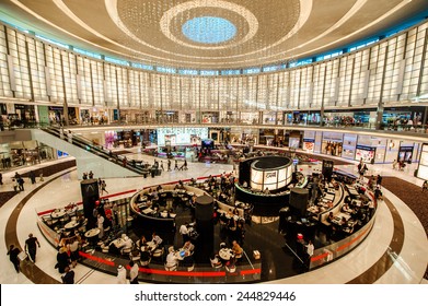 DUBAI - JANUARY 05: The Dubai Mall linterior on January 05, 2015 in Dubai, UAE. The Dubai Mall located in Dubai, it is part of the 20-billion-dollar Downtown Dubai complex, and includes 1,200 shops.