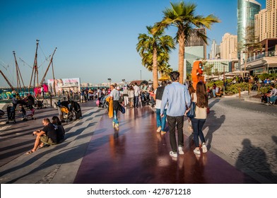 DUBAI - JUMEIRAH BEACH PARK - 11.12.2015.  People Enjoying The Newly Opened JBR Walk Development.