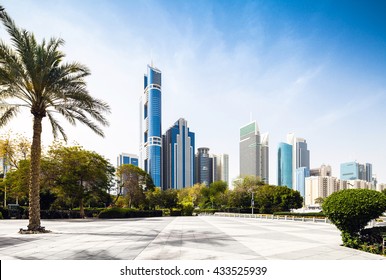 Skyline von Dubai mit Palmen